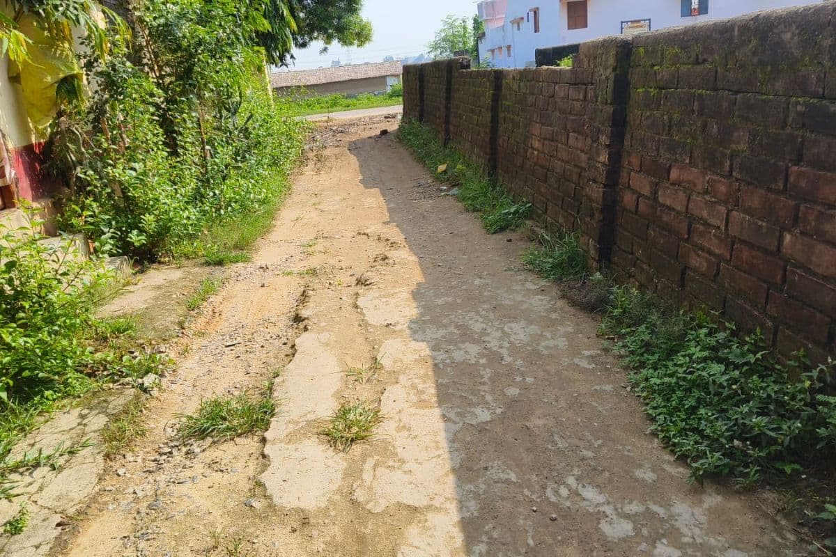 खड़गपुर नगर की सड़कें बनी मुसीबत, गड्ढों और जर्जर रास्तों से लोगों का चलना हुआ मुश्किल