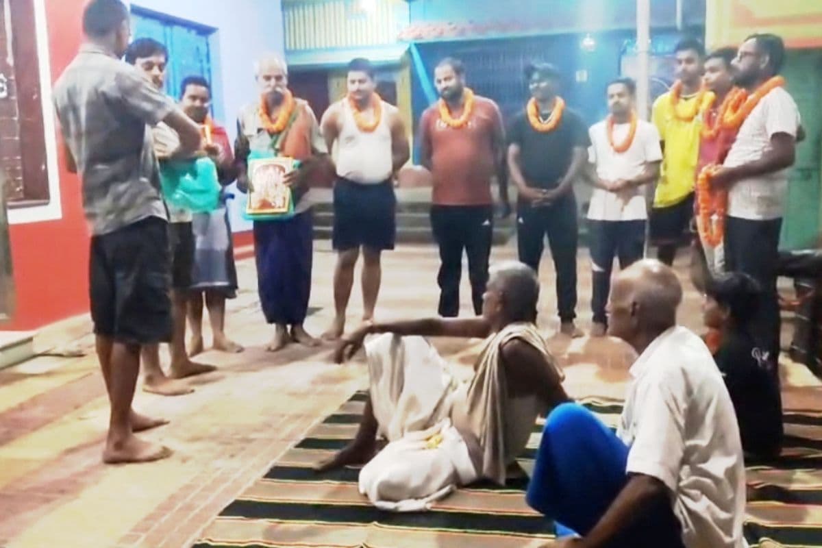 कटोरिया में श्रमदान से बदली जर्जर सड़क की तस्वीर, युवाओं को समाजसेवी ने किया सम्मानित