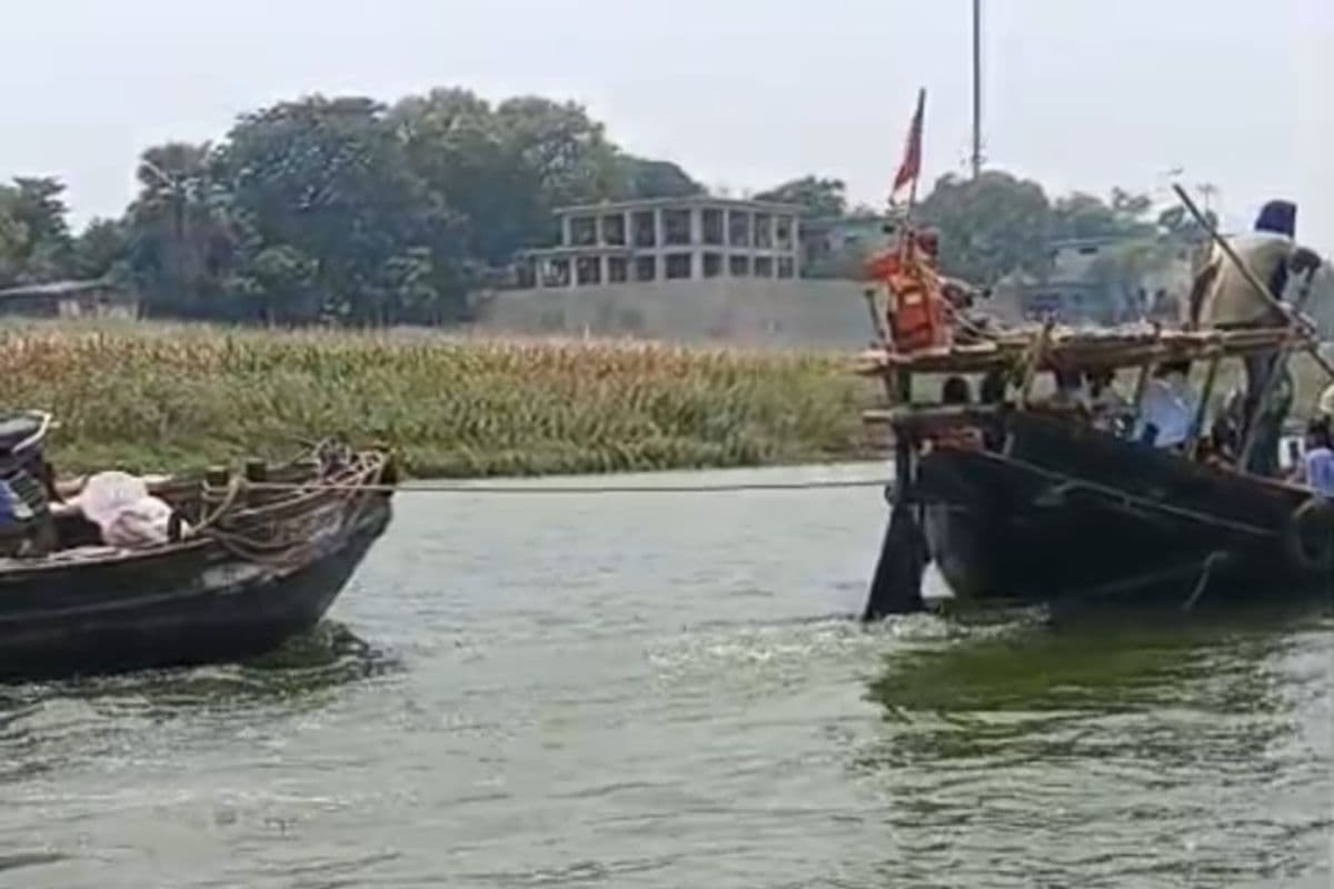 भागलपुर में बीच गंगा में खराब हुई नाव, यात्रियों में मची अफरातफरी, SDRF ने सुरक्षित पहुंचाया किनारे
