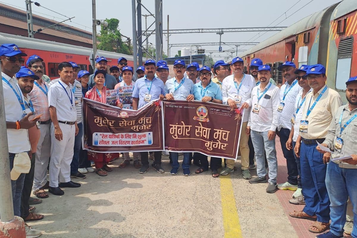 भीषण गर्मी में यात्रियों के लिए फरिश्ता बना मुंगेर सेवा मंच, ट्रेनों में बांटी गई 1402 बोतल ठंडा पानी