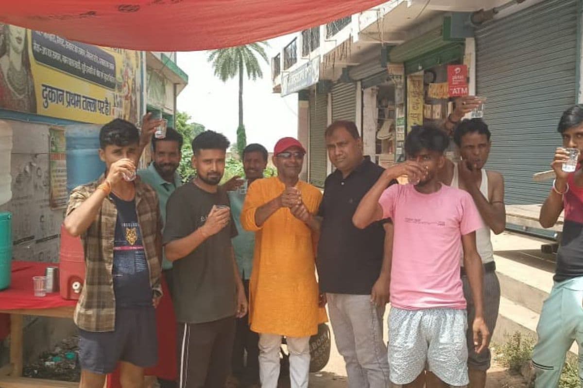 भीषण गर्मी में राहगीरों के लिए राहत बनी निशुल्क जल सेवा, टावर चौक पर दुकानदारों ने शुरू की पहल