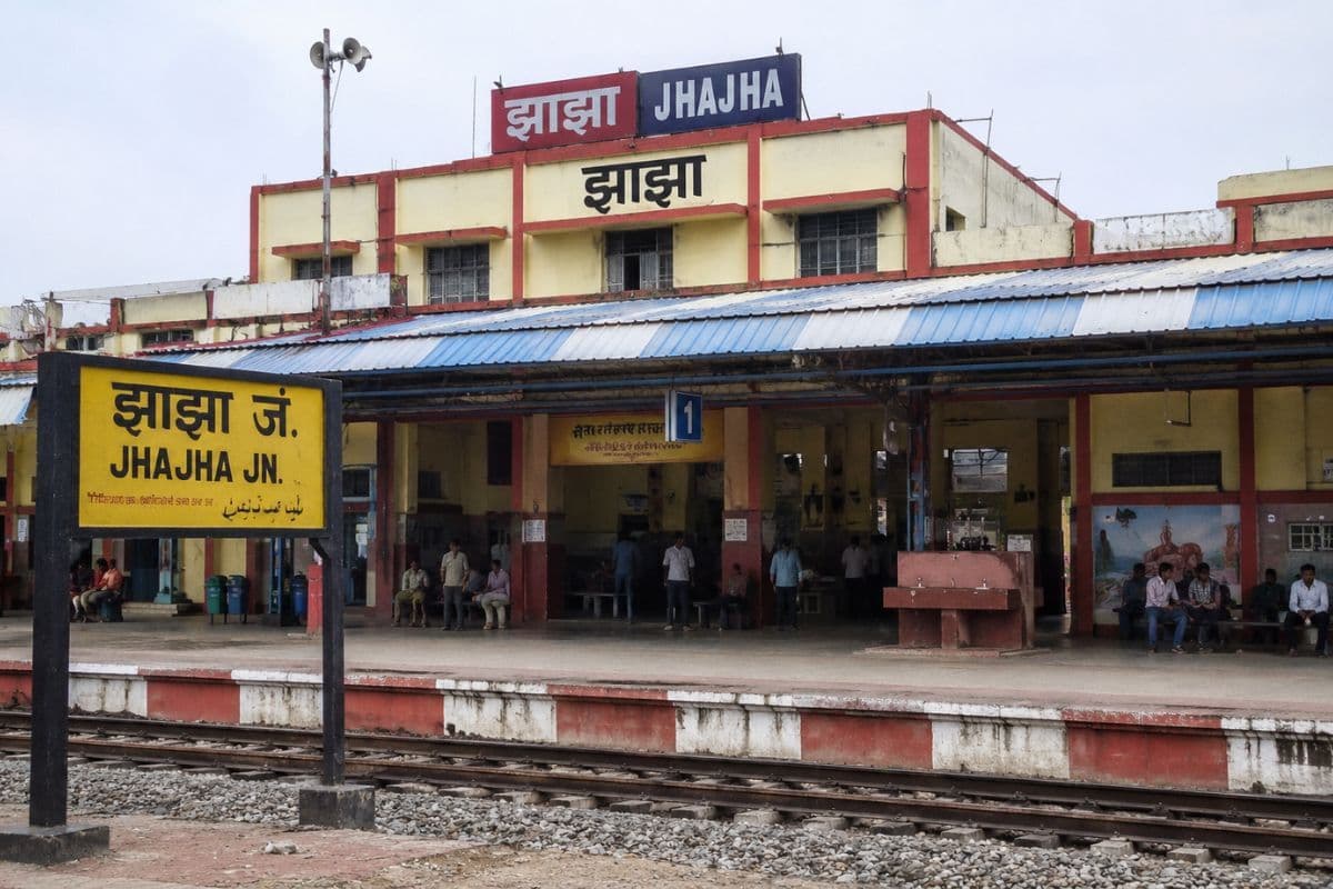 झाझा रेलवे स्टेशन पर टीटीई की दबंगई का वीडियो वायरल, फाइन नहीं भरने पर यात्रियों की पिटाई का आरोप