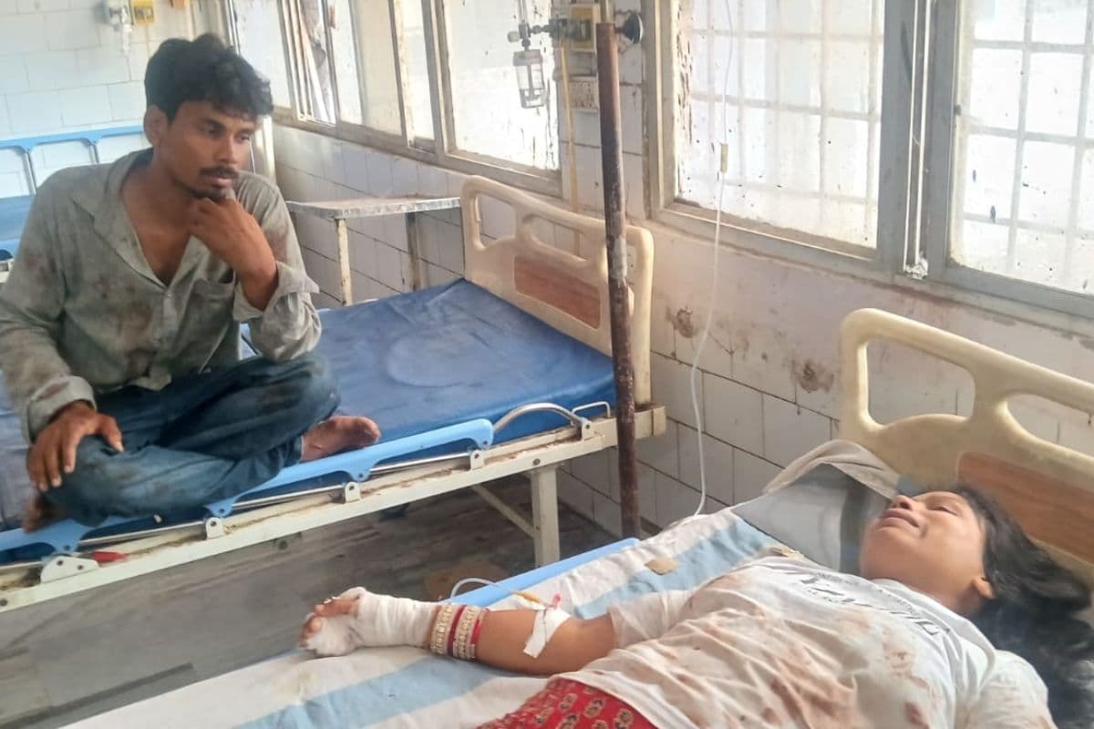 जवारीपुर में किराये के कमरे में घुसकर महिला समेत दो लोगों की पिटाई, हसुवा, बेलन व तवा से हमला करने का आरोप