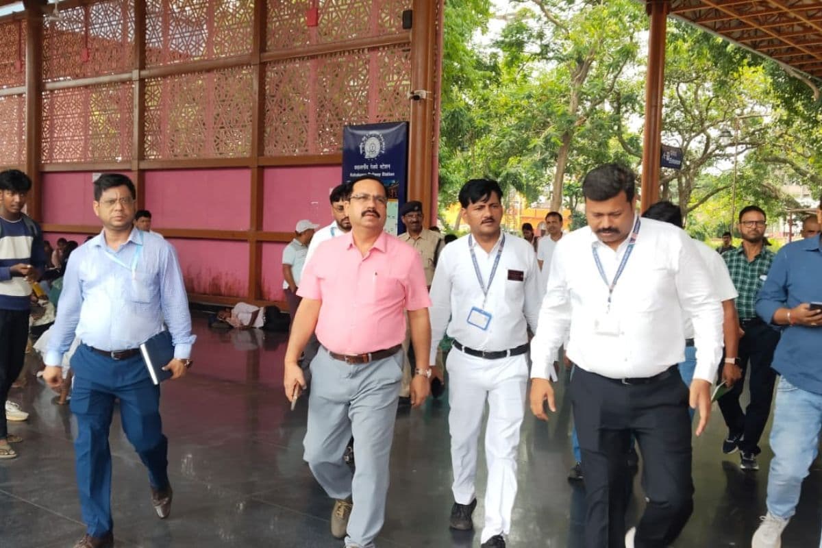 कहलगांव रेलवे स्टेशन का वरिष्ठ वाणिज्य प्रबंधक ने किया निरीक्षण. यात्री सुविधाओं में सुधार के दिये निर्देश