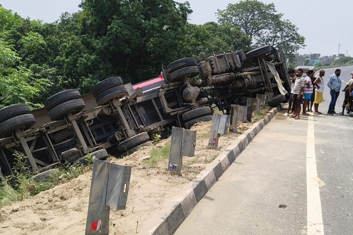 चालक को आयी झपकी, श्रीकृष्ण सेतु एप्रोच पथ पर गिट्टी लदा ट्रक पलटा