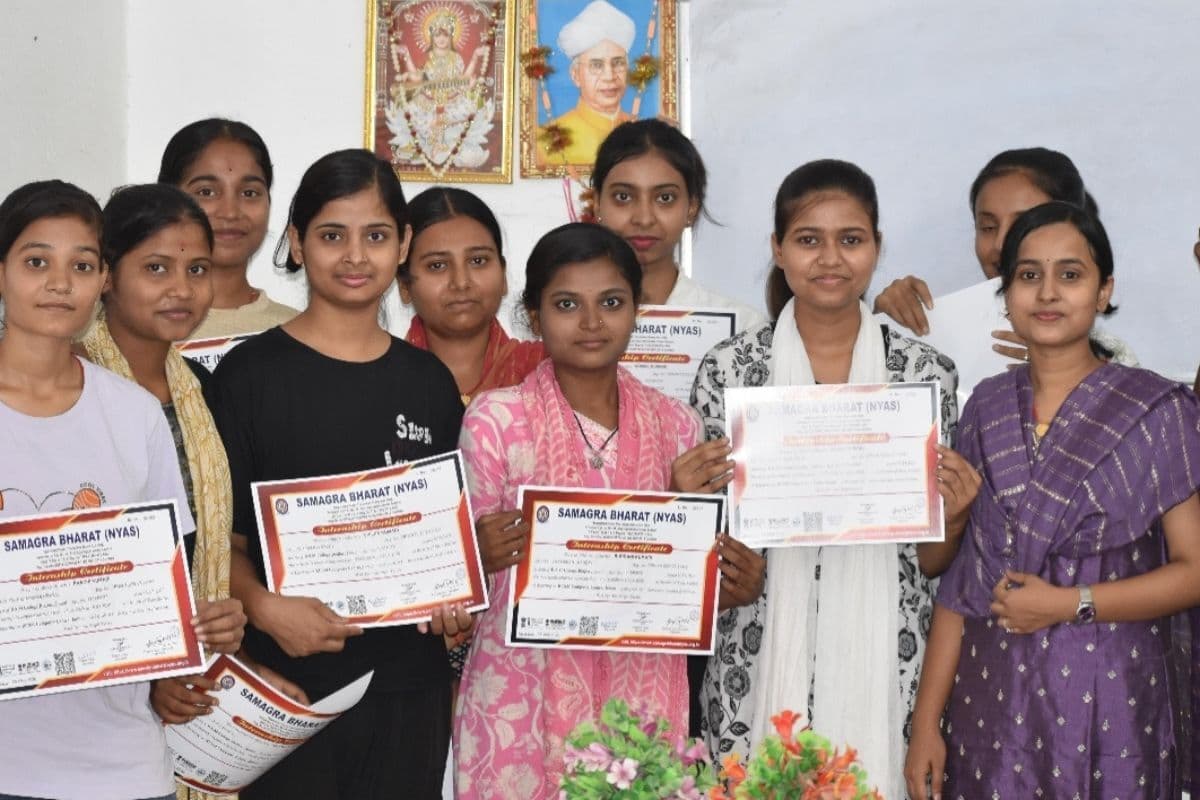 इंटर्नशिप प्रशिक्षण पूरा होने पर छात्र-छात्राओं को मिला प्रमाणपत्र