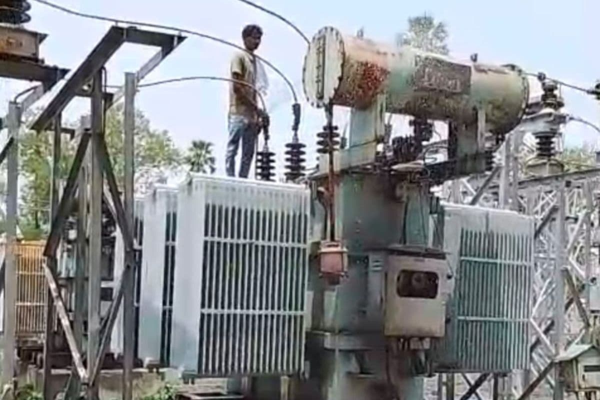 बौंसी पावर स्टेशन का ट्रांसफाॅर्मर 85 डिग्री तक तप गया, ठंडे पानी से किया गया कूल