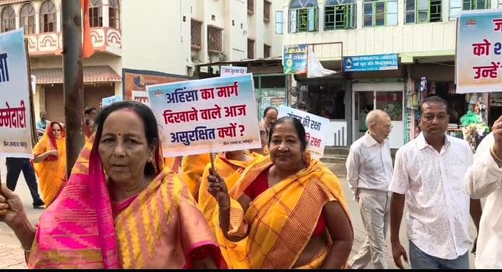रीवा सड़क हादसे के विरोध में पैदल मौन जुलूस निकाला
