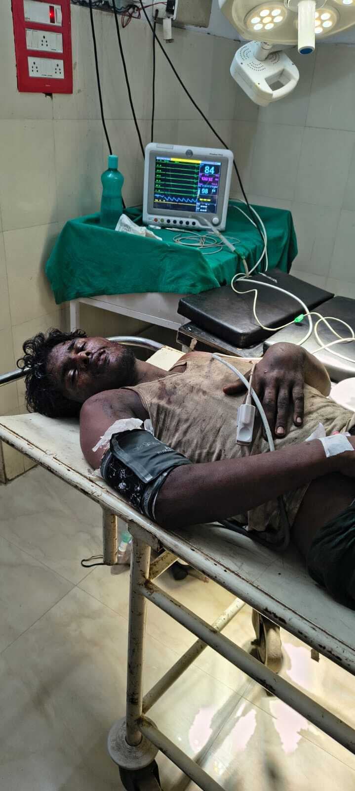 टोटो को टक्कर मारकर भाग रहा बालू लदा ट्रक दूसरे ट्रक से टकराकर पलटा, खलासी घायल
