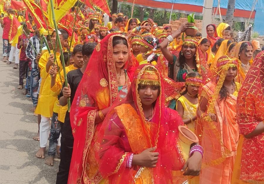 भव्य कलशयात्रा के साथ भागवत कथा का शुभारंभ