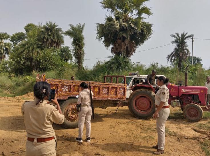 पुलिस ने बालू लाद रहे ट्रैक्टर को किया जब्त
