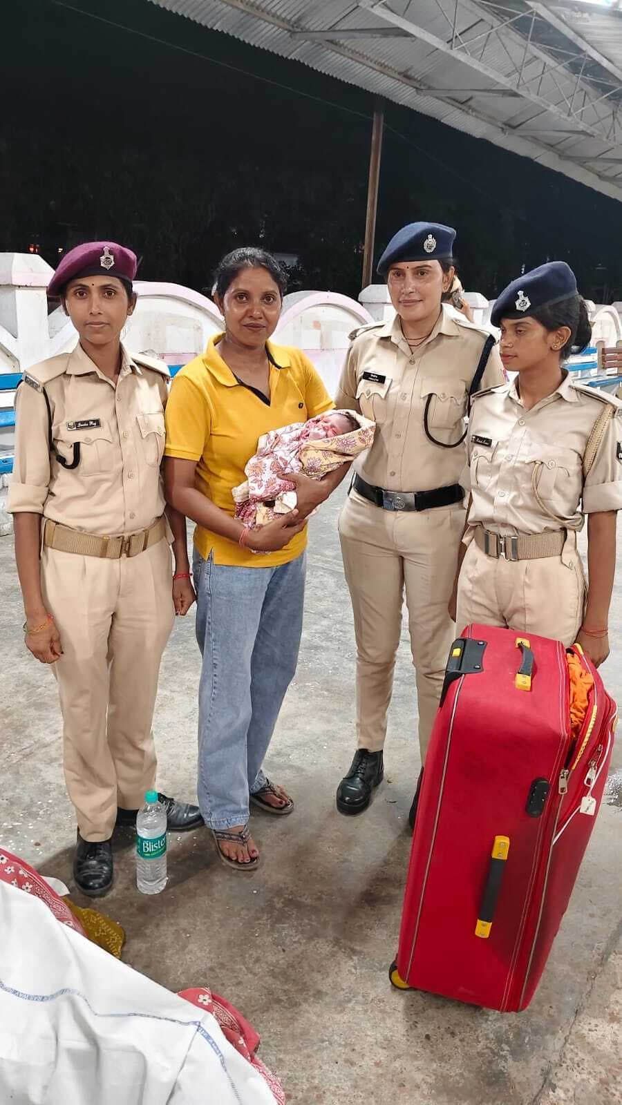 ट्रेन में महिला को प्रसव पीड़ा, आरपीएफ ने कराया सफल प्रसव
