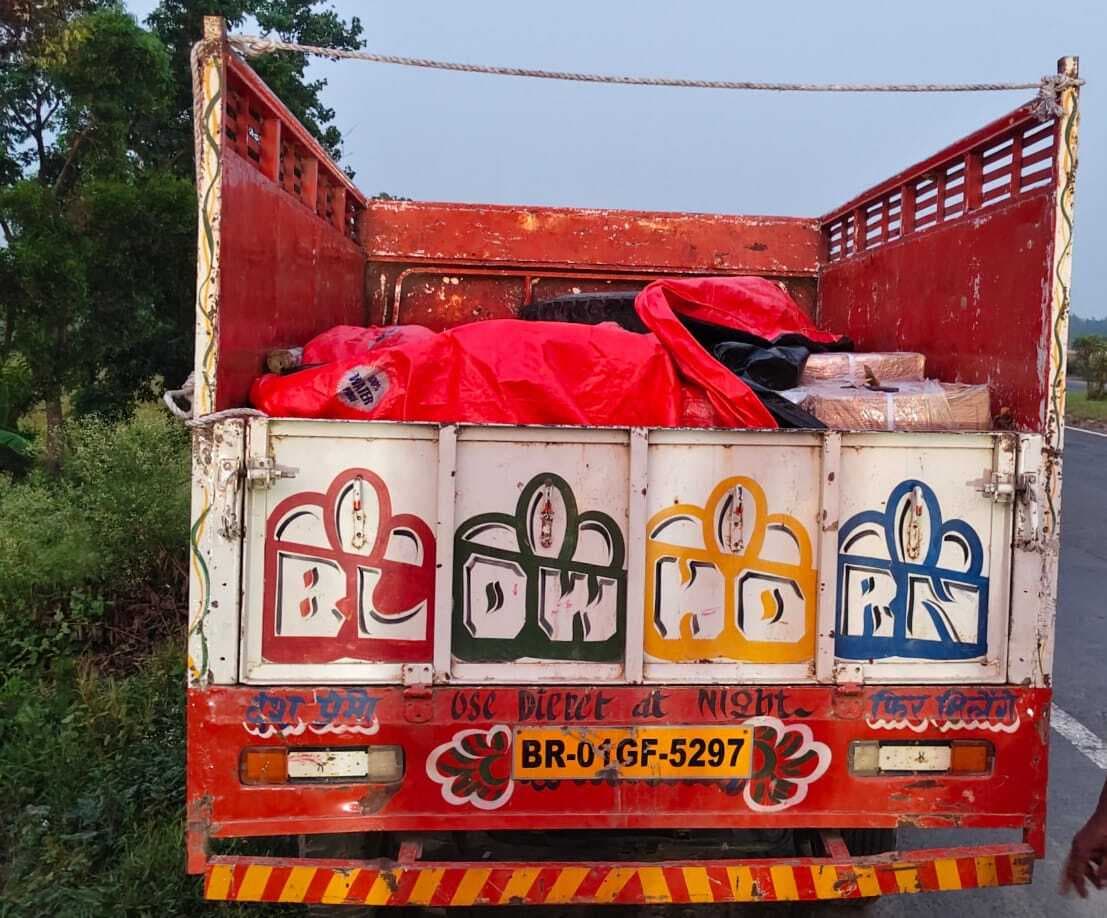 पेट्रोल पंप से शराब लदी एक पिकअप वैन जब्त, तस्कर फरार
