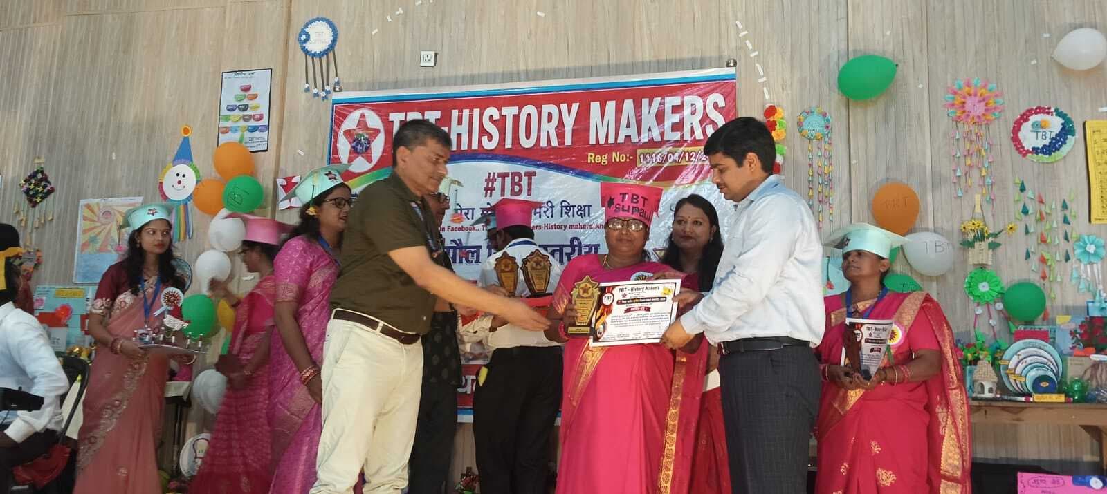 नवाचारी शिक्षिका को डीएम ने किया सम्मानित