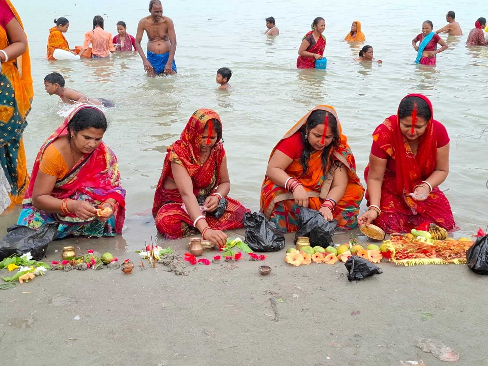मनिहारी घाट पर गंगा दशहरा पर स्नान को पहुंचे श्रद्धालु