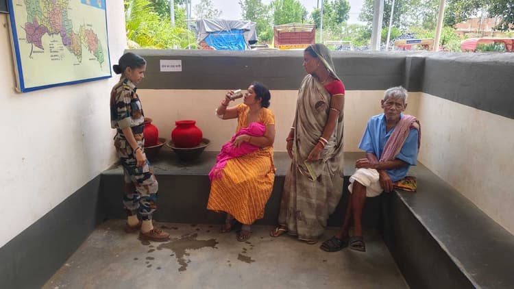 भीषण गर्मी में देवीपुर थाना में लगा प्याऊ