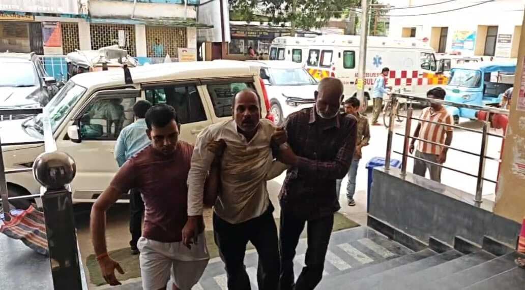 डीएम के जनता दरबार में पहुंचे फरियादी ने पीया फिनाइल, मचा हड़कंप