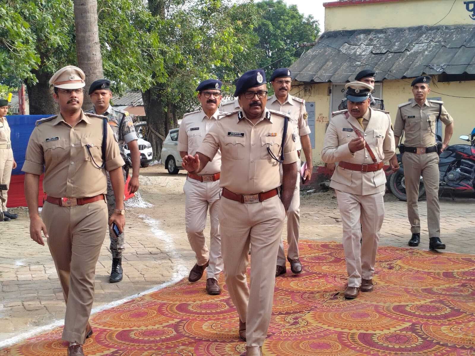 आईजी ने कुरसेला थाना का किया निरीक्षण, पुलिस अधिकारियों को दिया निर्देश