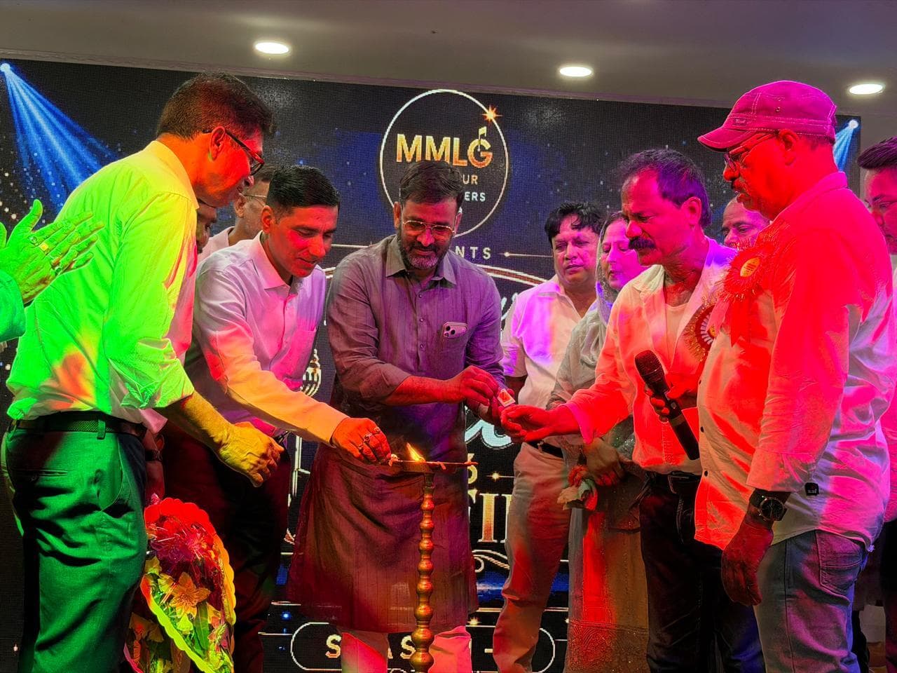 मधुपुर आइडल 2026 में श्रेया व गायत्री बनीं विजेता