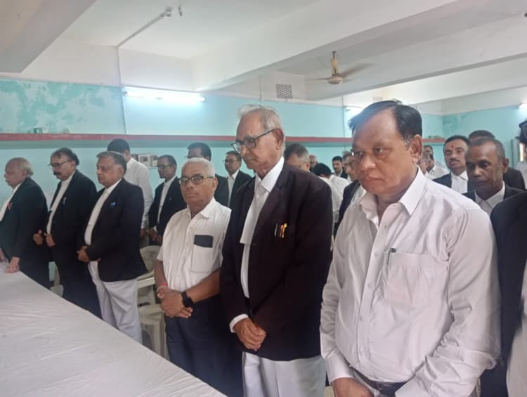डीबीए में हुई शोक सभा, दिवंगत अधिवक्ता को दी गयी श्रद्धांजलि