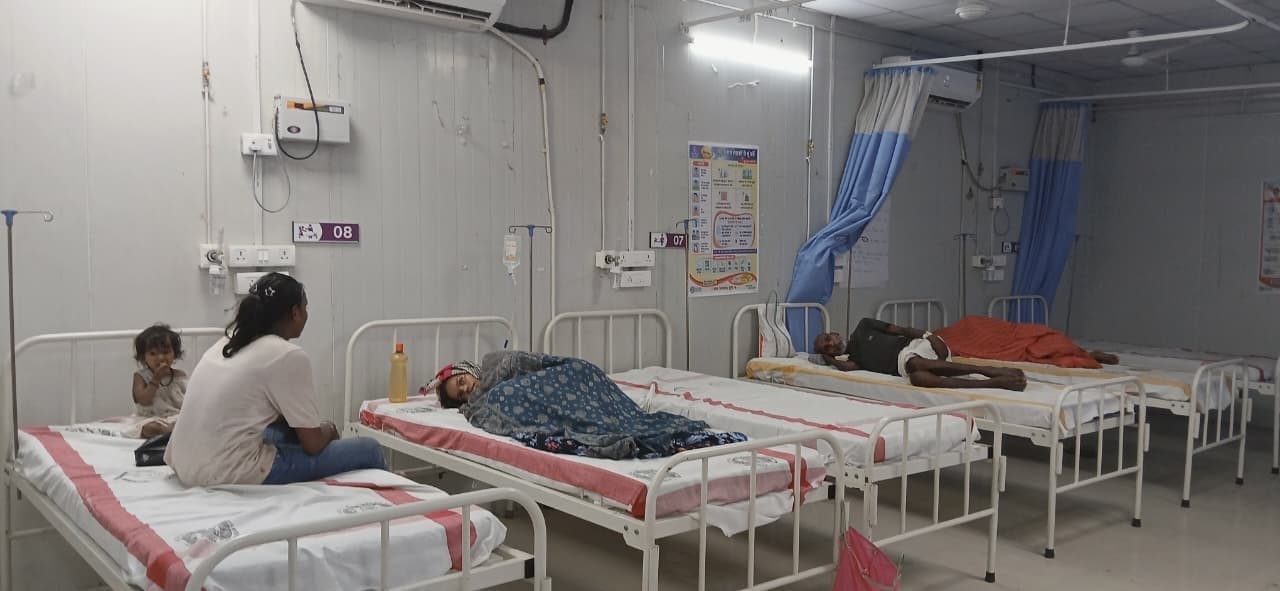 लापरवाही : प्री-फैब्रिकेटेड अस्पताल में हीट वेब के मरीज, इलाज की जिम्मेदारी इमरजेंसी वार्ड के चिकित्सक के भरोसे