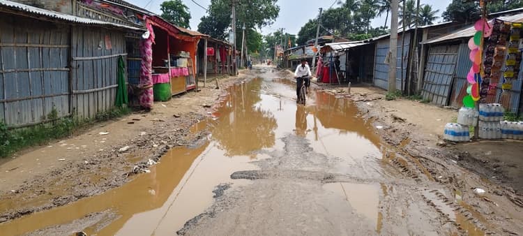 मंजौरा मुख्य बाजार में जलजमाव से लोगों की बढ़ी परेशानी