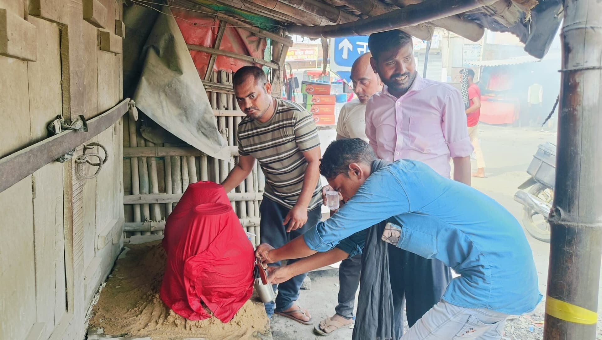 मिल्की चौक पर राहगीरों के लिए की गयी ठंडे पानी की व्यवस्था