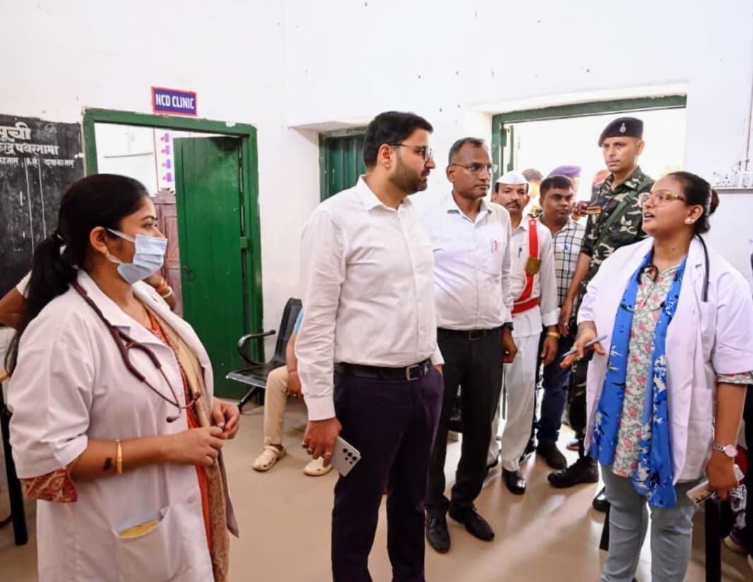 डीसी ने पथरगामा प्रखंड सह अंचल कार्यालय का किया औचक निरीक्षण