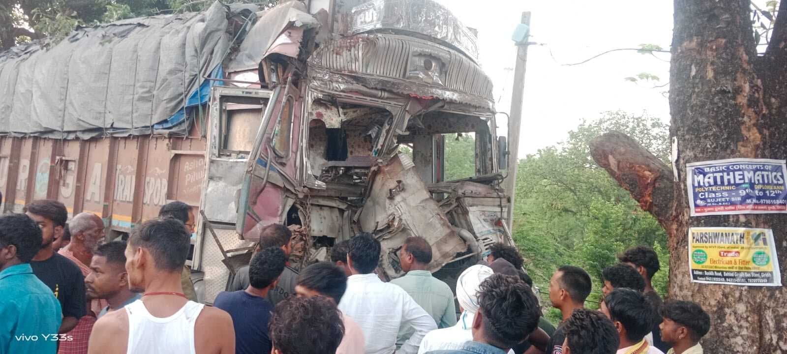 Giridih News :अनियंत्रित ट्रक पेड़ से टकराया, केबिन में फंसा चालक