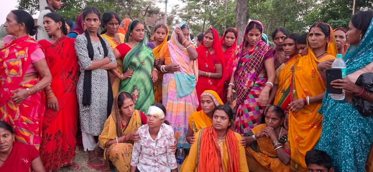 Giridih News :हमले में घायल की हुई मौत से ग्रामीण भड़के खरगडीहा-खिजुरी मुख्य मार्ग किया जाम