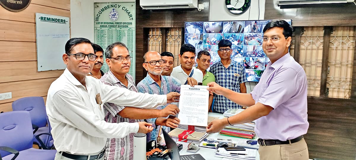 Sambalpur News: इंसान को मारने वाले हाथियों को स्थानांतरित करे वन विभाग :एसयूसीआइ