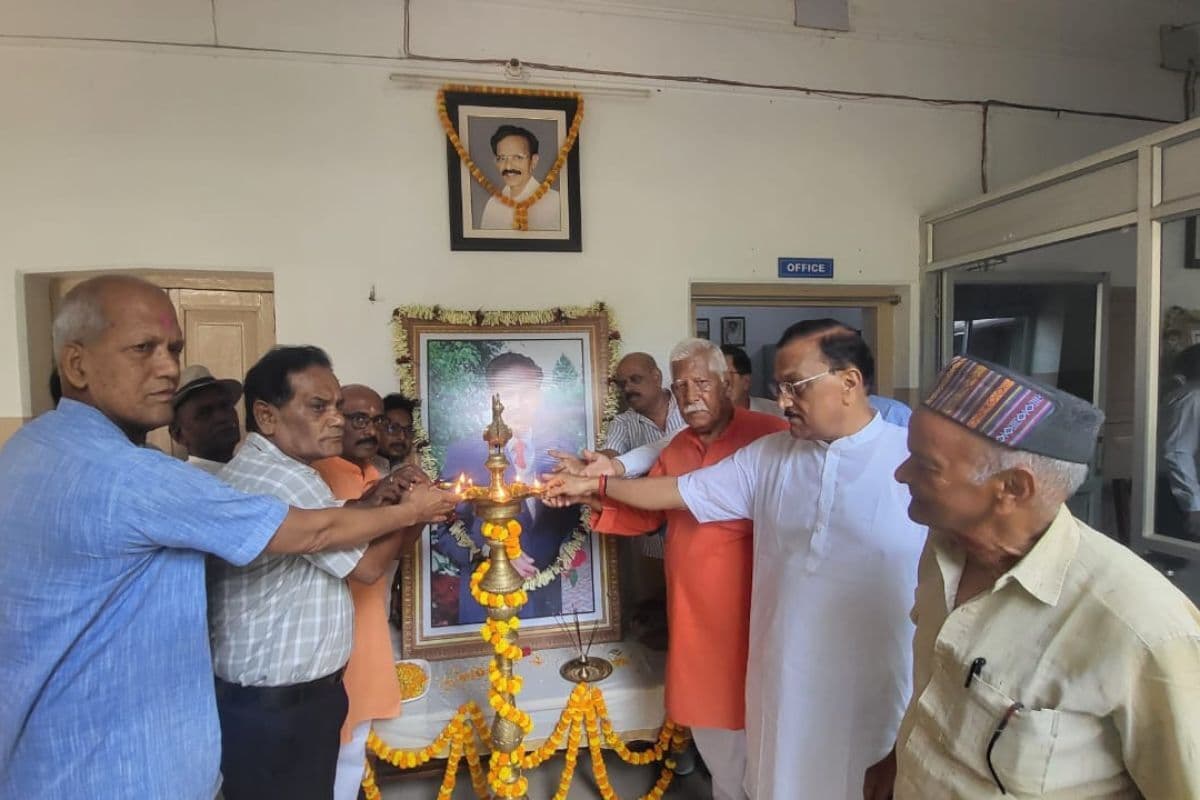 मंदार विद्यापीठ में जुटे बुद्धिजीवी, आदित्यनाथ जी की पुण्यतिथि पर भावुक हुए लोग