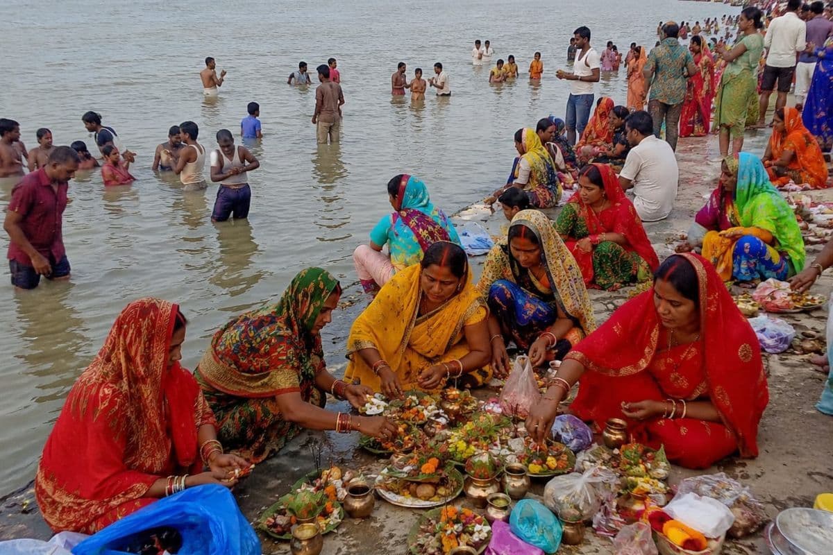 गंगा दशहरा पर तिनटंगा करारी जहाज घाट में उमड़ी भीड़, श्रद्धालुओं ने लगायी गंगा में डुबकी