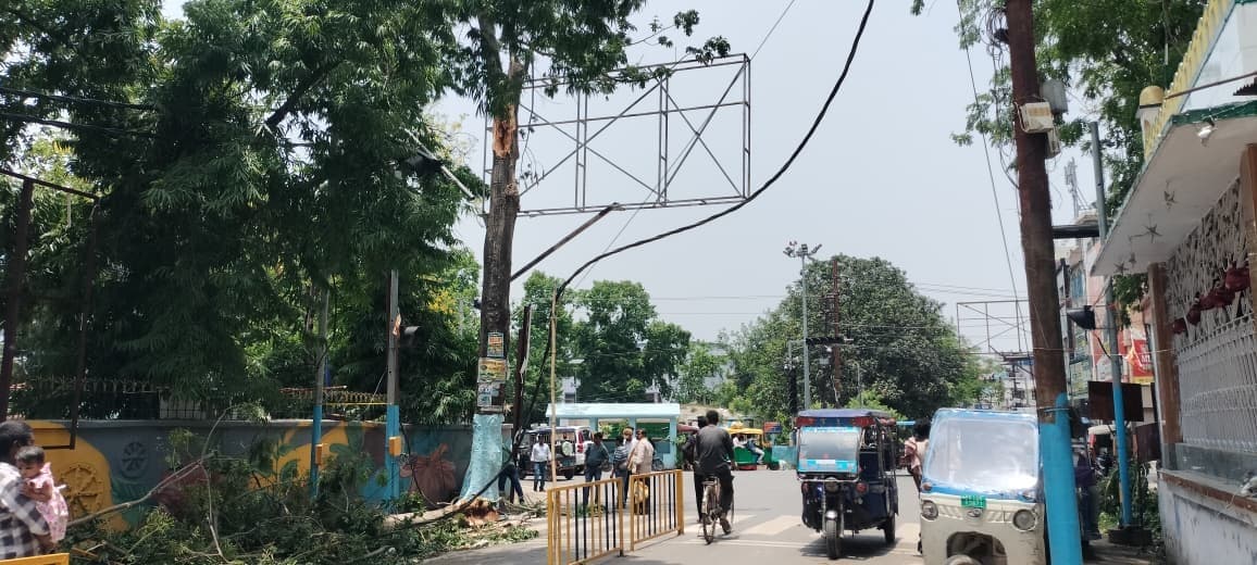 भागलपुर में आंधी का असर, घुरनपीर चौक का ट्रैफिक सिग्नल क्षतिग्रस्त, सीसीटीवी कैमरे भी प्रभावित