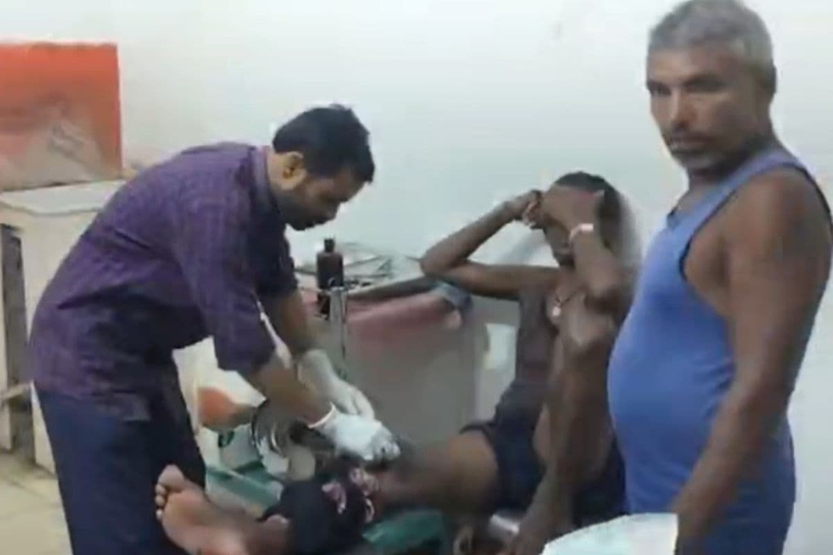 लकड़ी लदे ई-रिक्शा की चपेट में आने से मजदूर घायल, अस्पताल में कराया गया इलाज