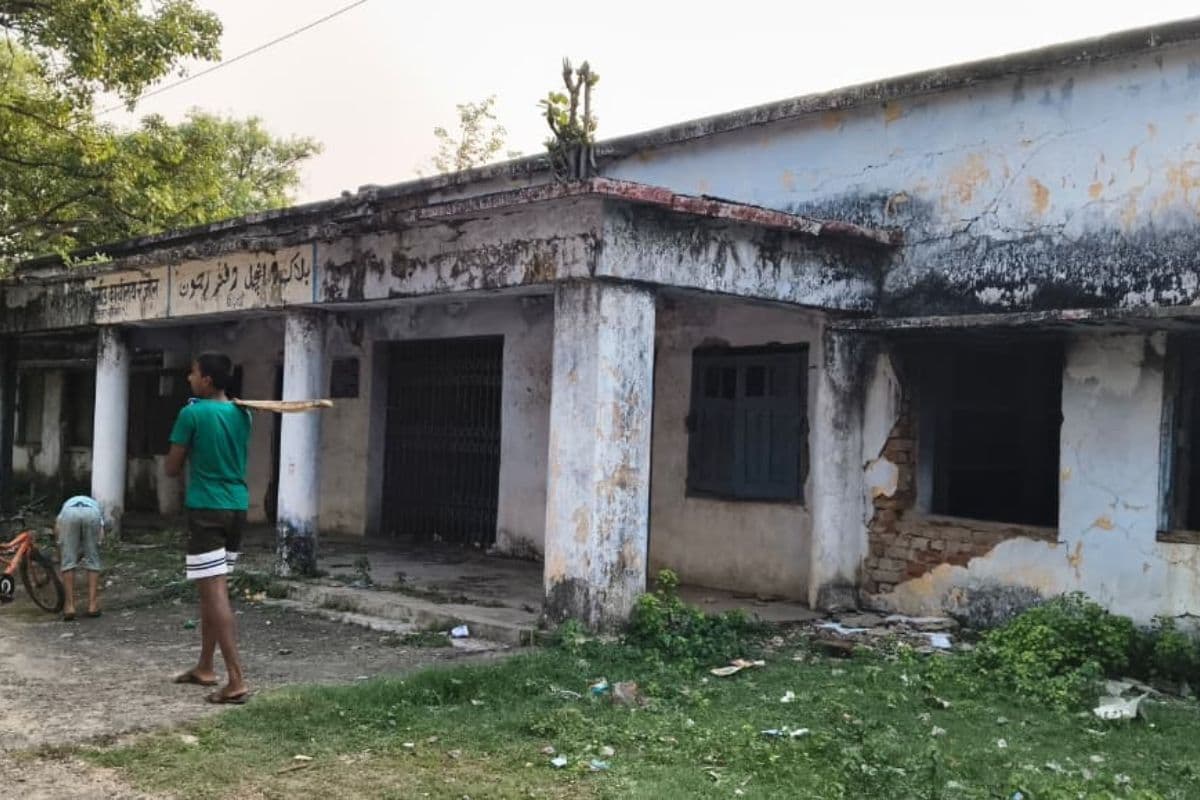 रजौन में जर्जर प्रखंड भवन बना हादसों का अड्डा, बच्चों की जान पर मंडरा रहा खतरा