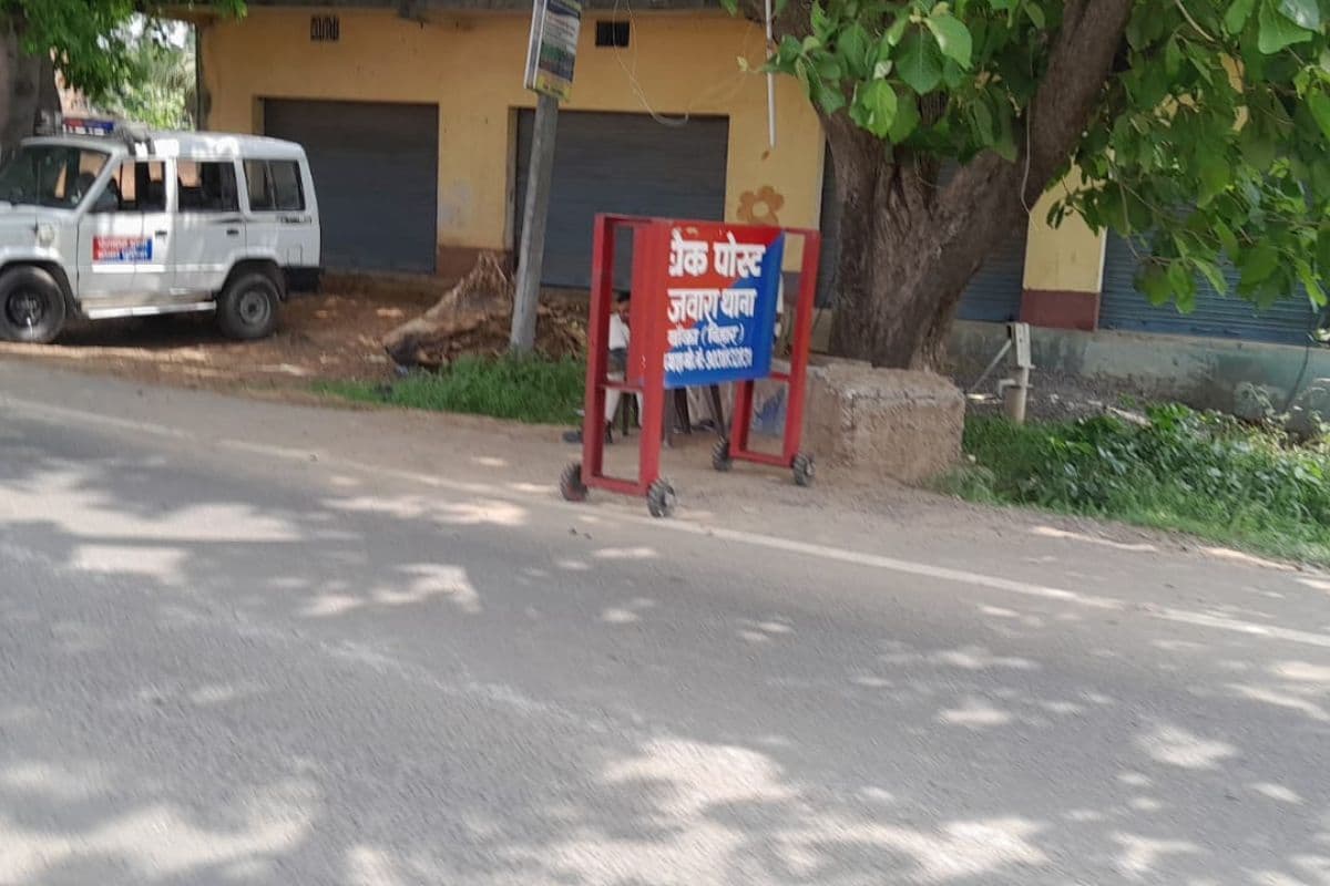 पंजवारा चेकपोस्ट पर पेड़ के नीचे ड्यूटी करने को मजबूर पुलिसकर्मी