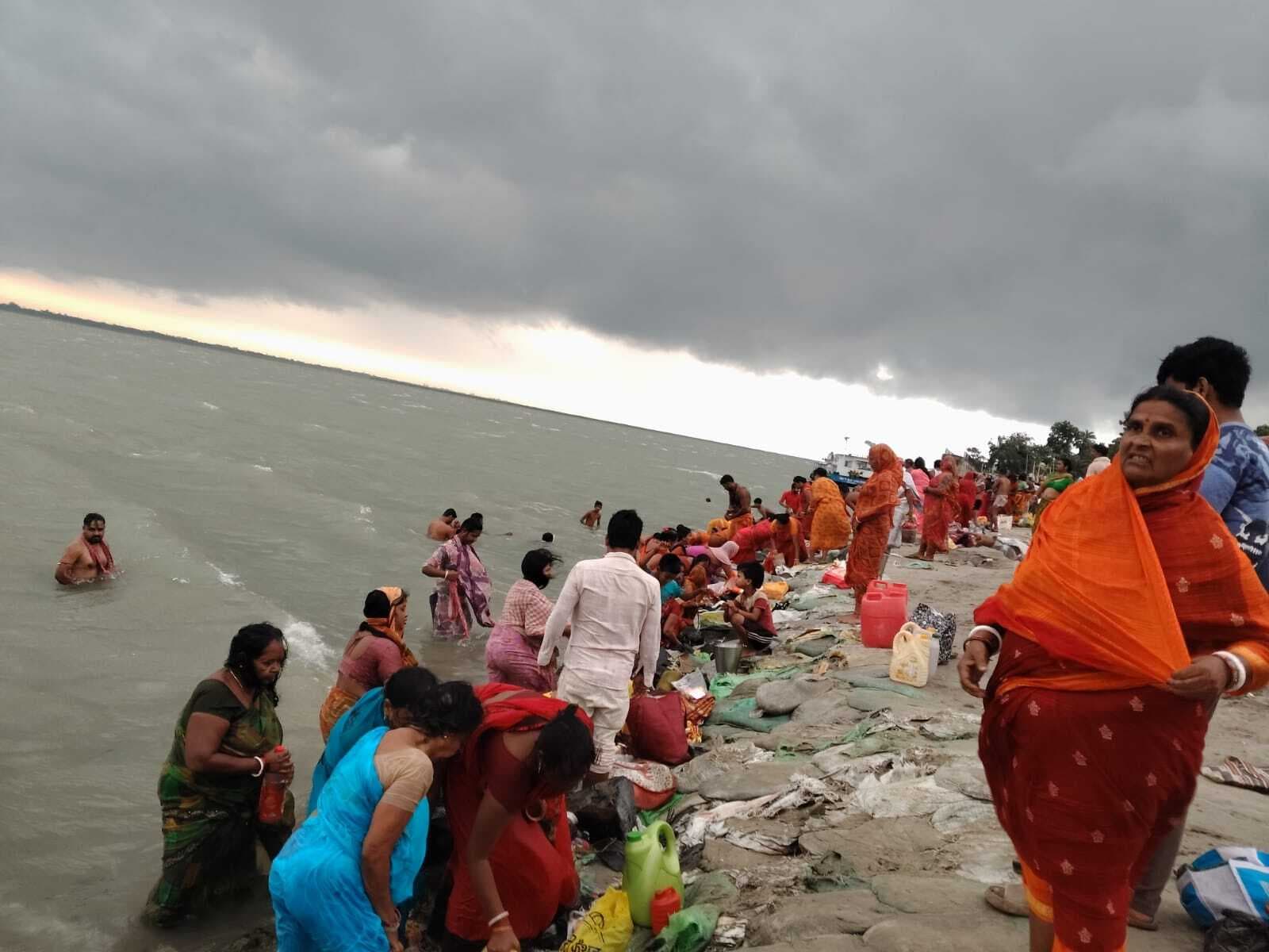 उत्तरवाहिनी गंगा में डुबकी लगाने उमड़े हजारों श्रद्धालु