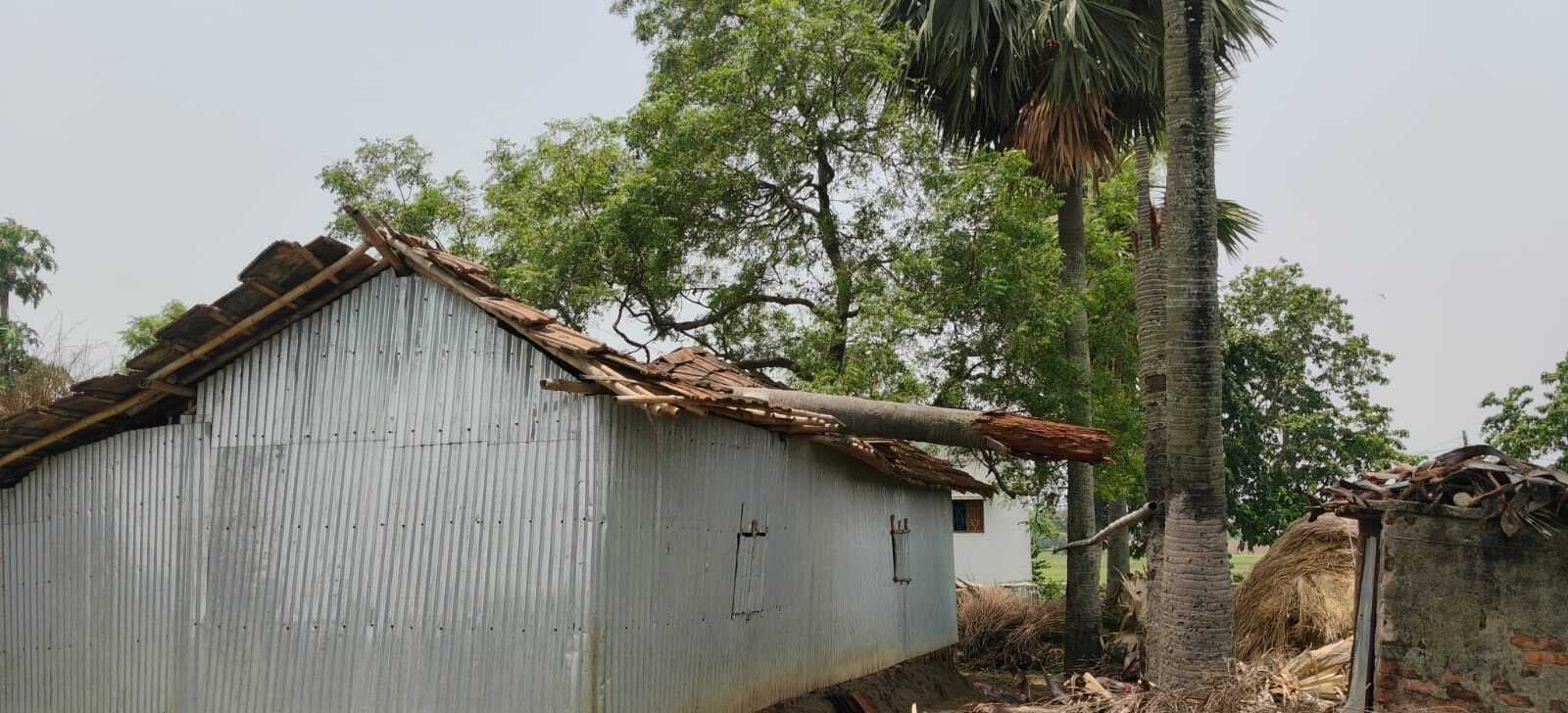 आंधी-तूफान000 उधवा में कई घर क्षतिग्रस्त, तार टूटने से बिजली बाधित