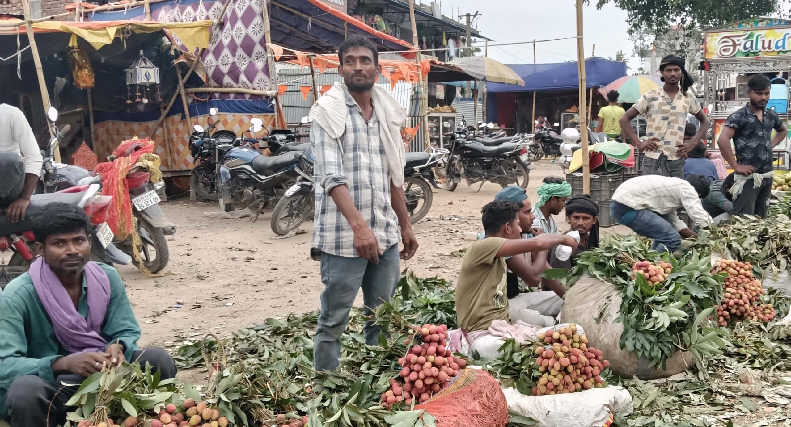 हरदा हाट में लीची 200 रुपये सैकड़ा पार, पत्तों की गंदगी से पटा बाजार