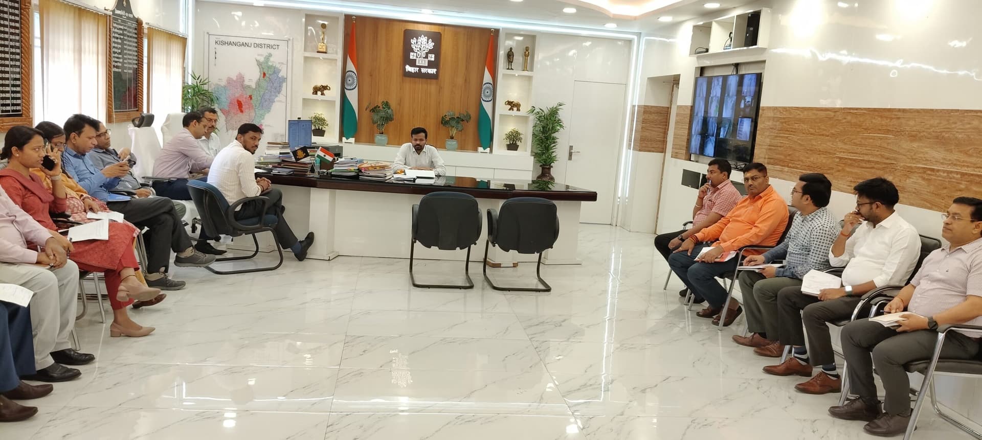 कार्य संस्कृति समीक्षा बैठक में जिला पदाधिकारी ने दिए कई महत्वपूर्ण निर्देश
