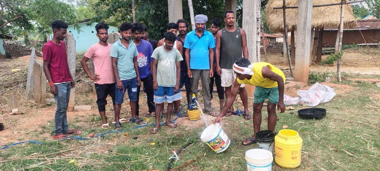 दो वर्ष से बंद बोरिंग में लगा पंप, मिला पानी
