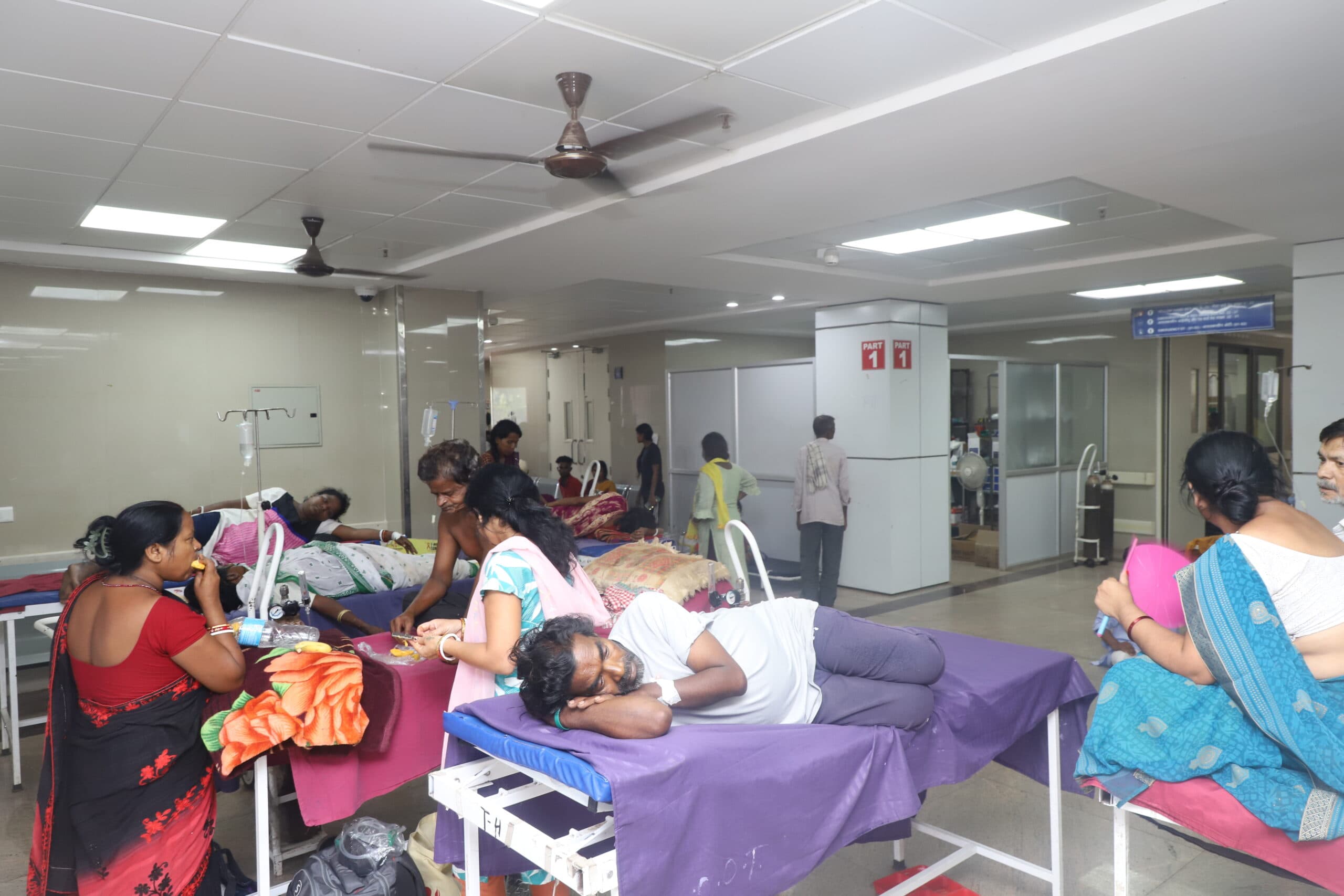 Jamshedpur News : एमजीएम के इमरजेंसी में बढ़ी मरीजों की संख्या, देखिये कैसे बरामदे में हो रहा इलाज