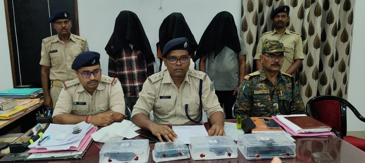 ठेकेदार से लेवी वसूलने के आरोप में पीएलएफआइ के तीन उग्रवादी गिरफ्तार, पिस्तौल व कारतूस जब्त
