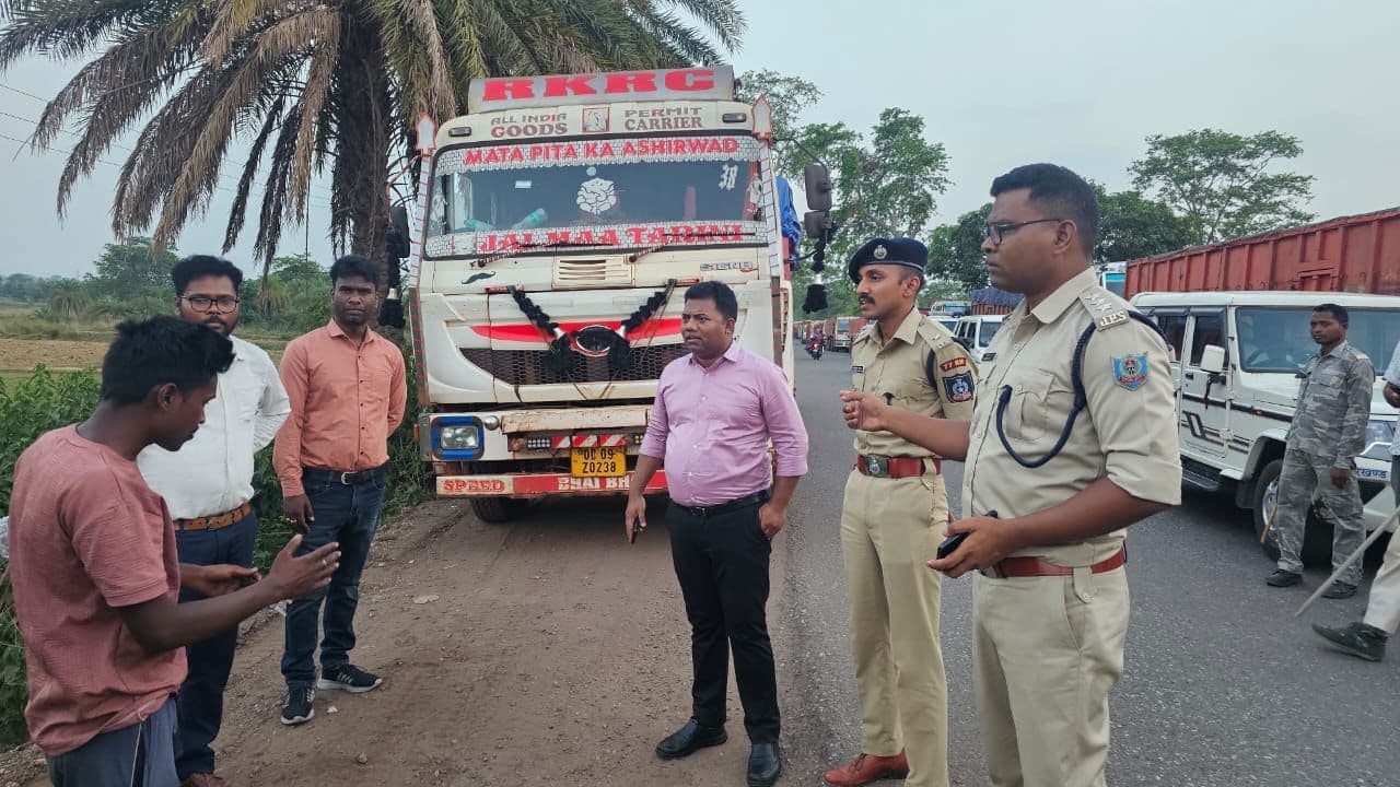 सिंगपोखरिया-झींकपानी मार्ग पर गलत पार्किंग करने वाले 30 वाहनों पर जुर्माना