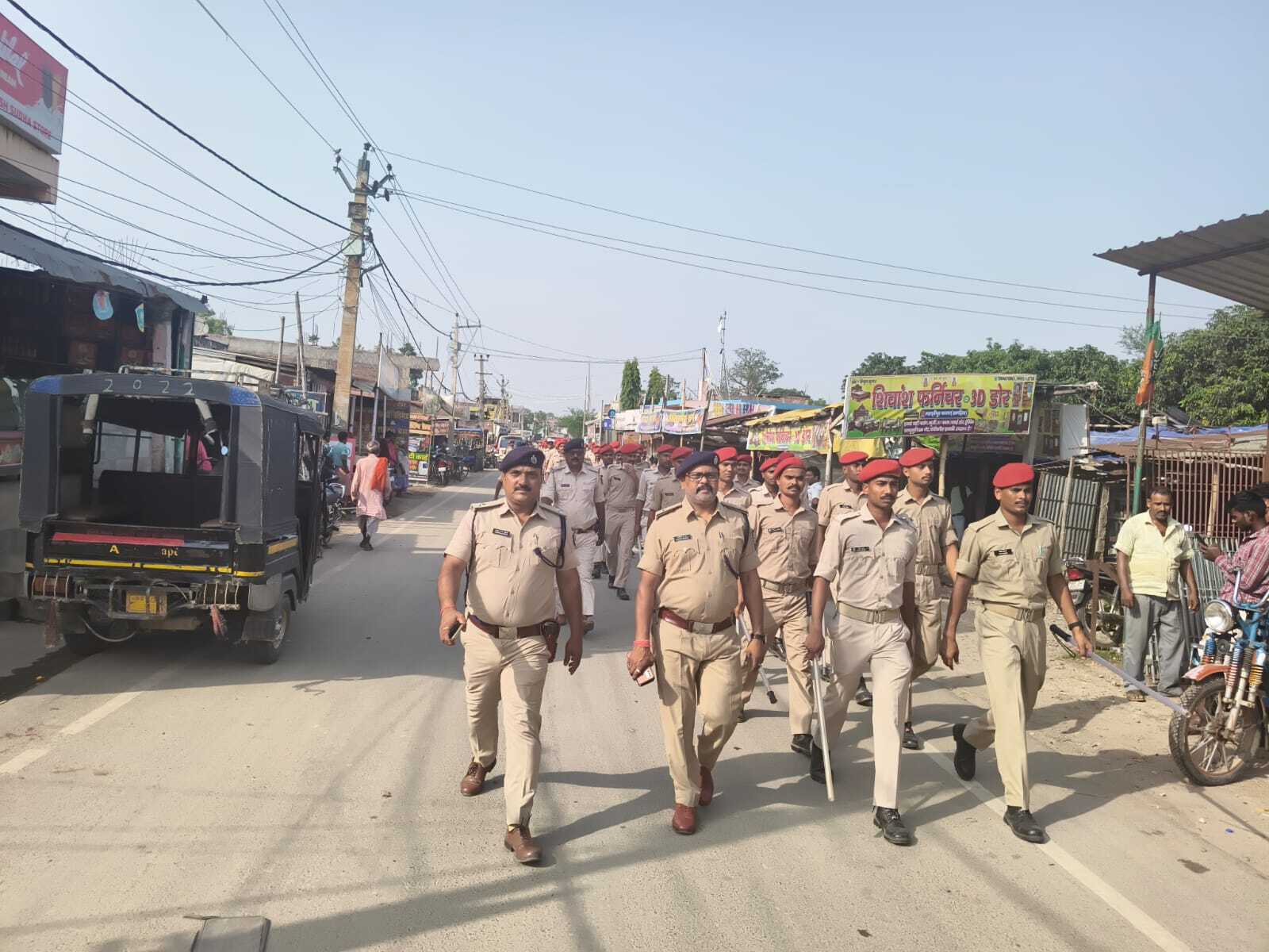 बकरीद को लेकर पुलिस ने किया फ्लैग मार्च, सुरक्षा व्यवस्था का लिया जायजा