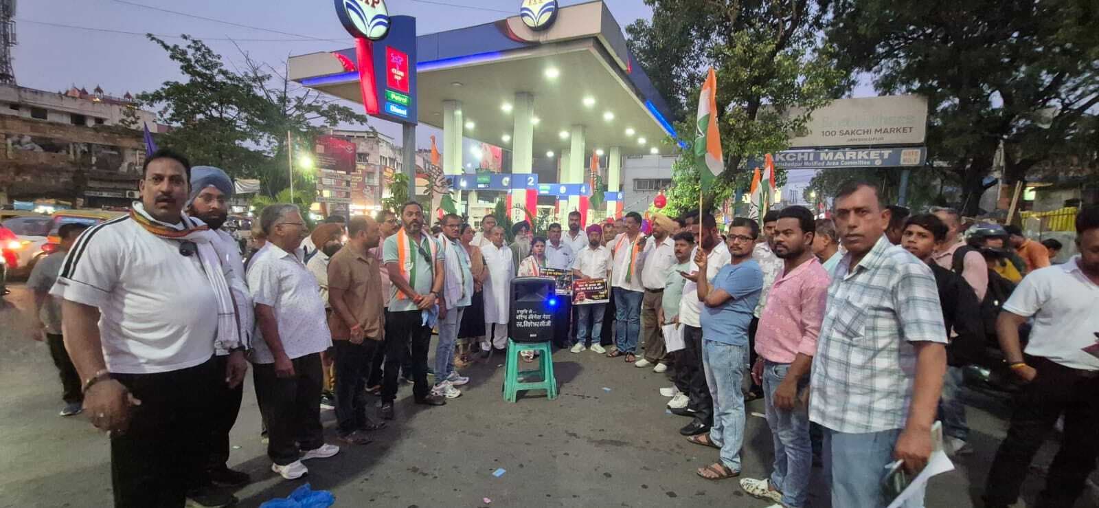 00 पेट्रोल-डीजल की बढ़ती कीमतों के खिलाफ कांग्रेस का हल्ला बोल
