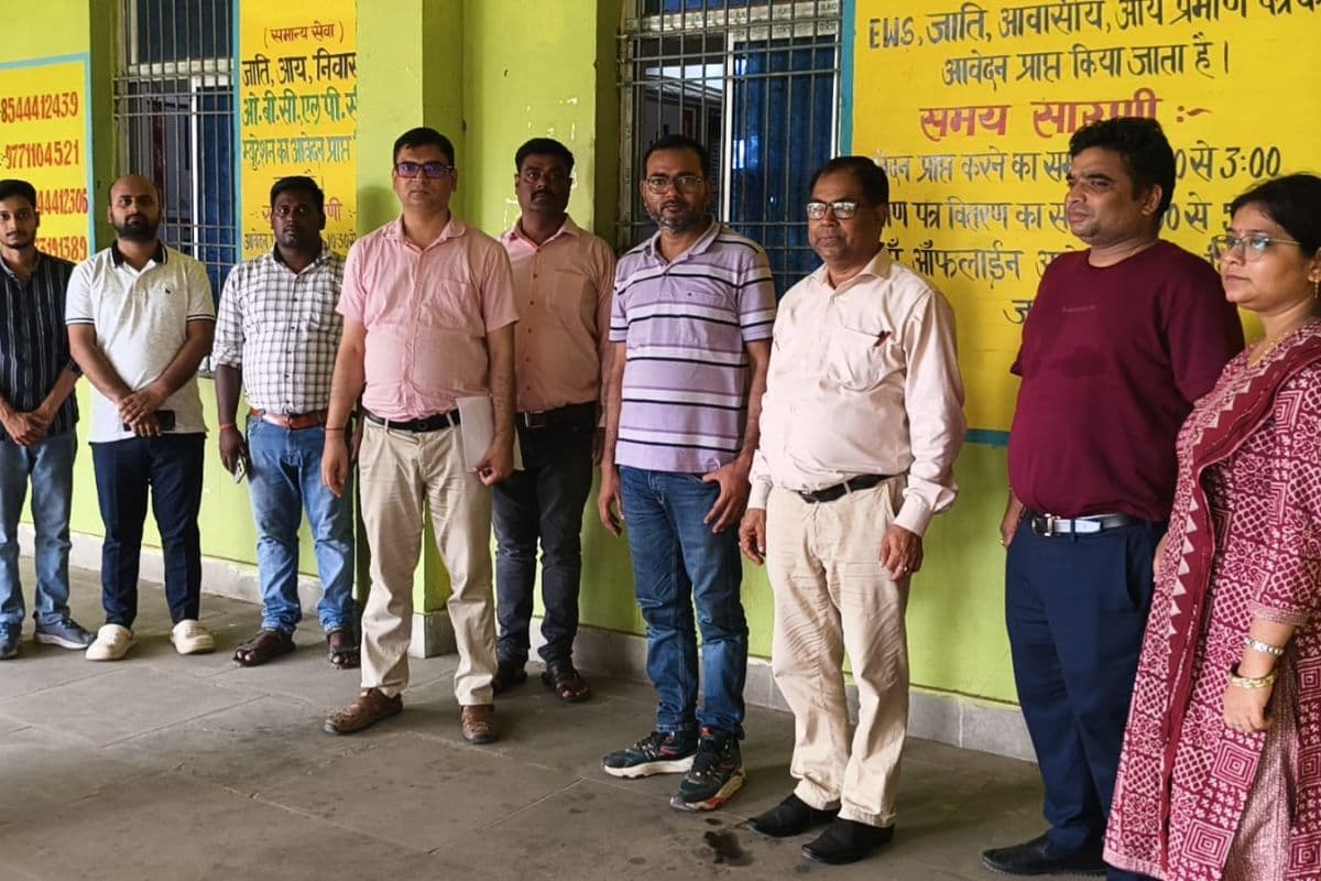 धोरैया लोक सेवा केंद्र का अपर समाहर्ता ने किया निरीक्षण, लंबित मामलों के जल्द निष्पादन का निर्देश
