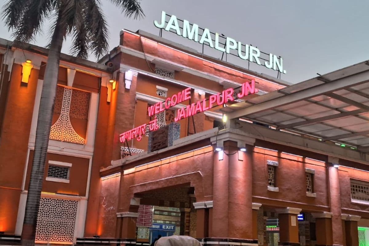 30 करोड़ की योजना के बावजूद अधूरा पड़ा जमालपुर स्टेशन का विकास कार्य