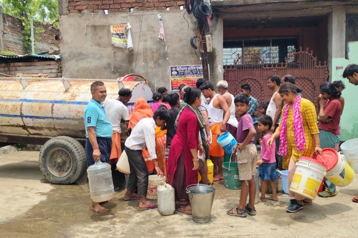 सिल्क सिटी के वार्ड 39 में पानी के लिए हाहाकार, टैंकर पहुंचते ही मच रही मारामारी